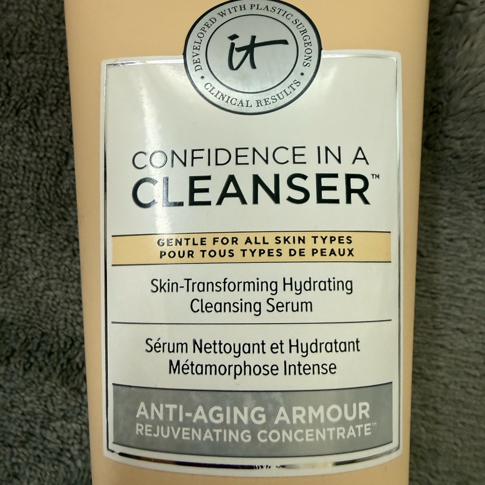 IT Cosmetics Confidence in a Cleanser - Tan